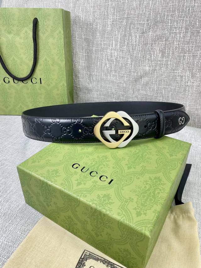 宽度4 0Cm 搭配原版皮带扣 腰带以采用热压印技术的gucci Signature皮革精制而成 触感厚实 印花图案清晰分明 顶端为金属gg细节 反射gucci