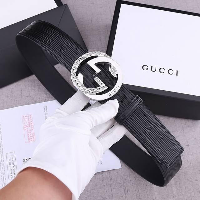 Gucci 全新款钢扣 水波纹雙面頭層 採用精挑細選進口頂級牛皮 手感柔軟細膩 做工精緻商務既有時尚的男士 女士腰带 帶身寬度4 0Cm