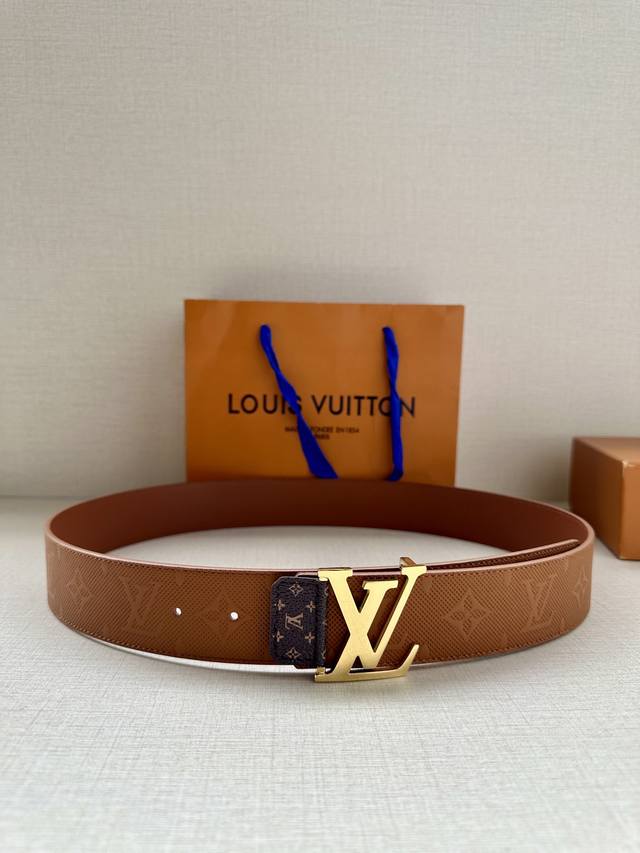 Lv Shadow 腰带拥有 Monogram Shadow 皮革的经典风尚和素面皮革的内敛格调 再为 Lv 新款扣头 以摩登笔触焕新男士衣橱