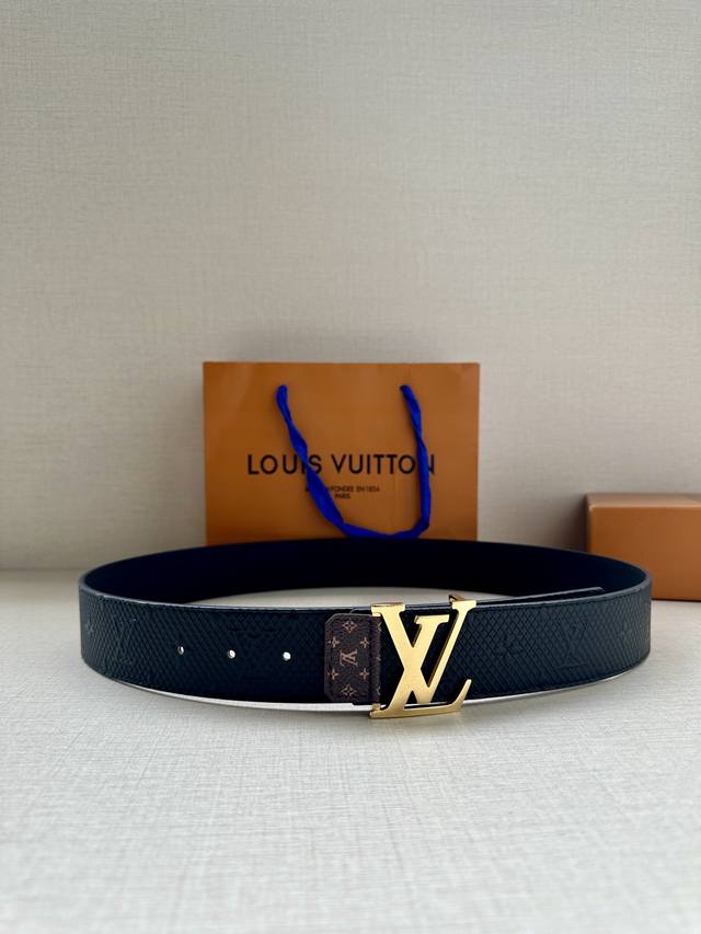 Lv Shadow 腰带拥有 Monogram Shadow 皮革的经典风尚和素面皮革的内敛格调 再为 Lv 新款扣头 以摩登笔触焕新男士衣橱