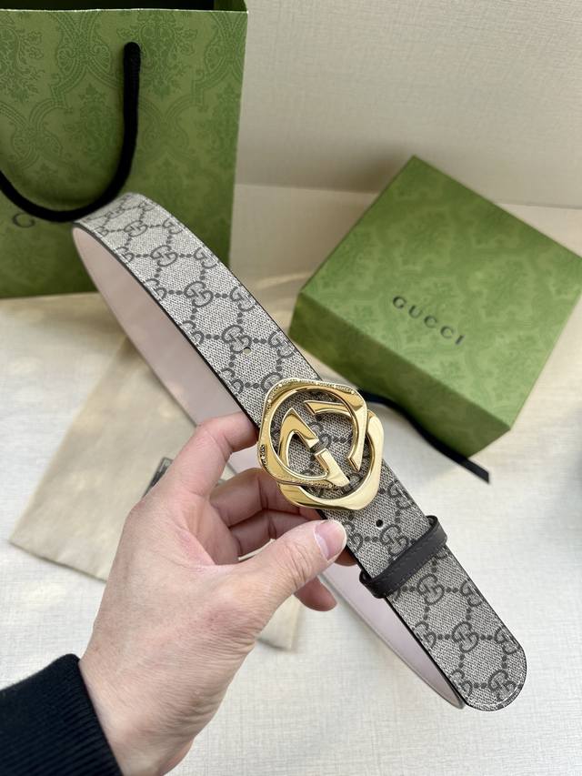 宽度4 0Cm Gucci Marmont系列每一季都会推陈出新 为灵感源于70年代的标志性gg配件注入现代精髓 Supreme帆布印花 腰带反面采用原版牛皮材