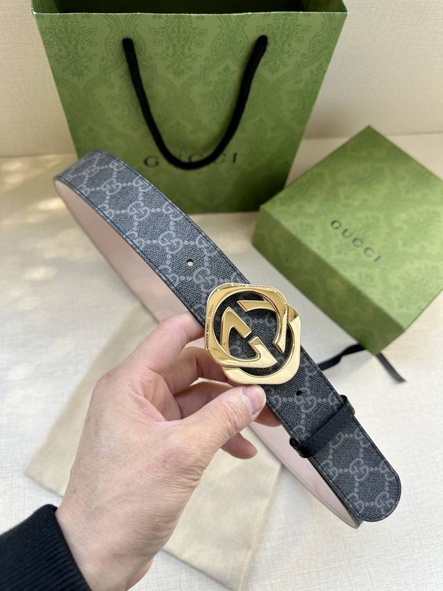 宽度4 0Cm Gucci Marmont系列每一季都会推陈出新 为灵感源于70年代的标志性gg配件注入现代精髓 Supreme帆布印花 腰带反面采用原版牛皮材