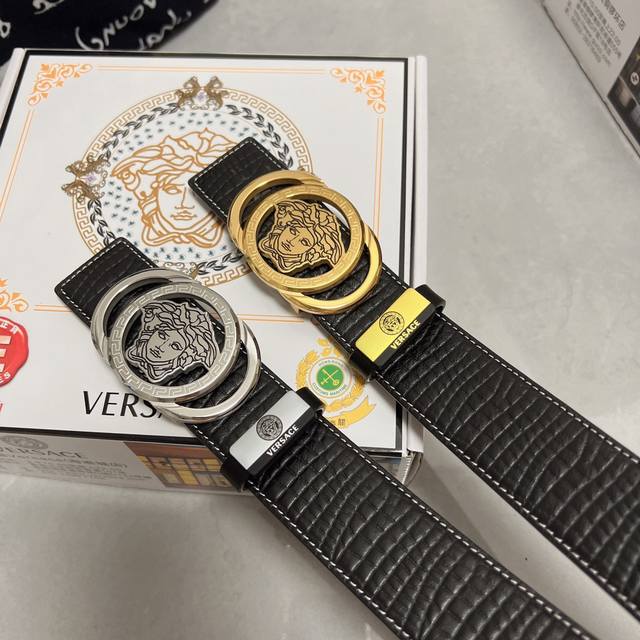 品名 Versace.范思哲 材质 原单牛皮腰带 百分百头层牛皮腰带保证真皮 24K纯钢扣 专柜原单品质 做工精细 时尚大牌 送人自用首选 包装 请认准如图专柜