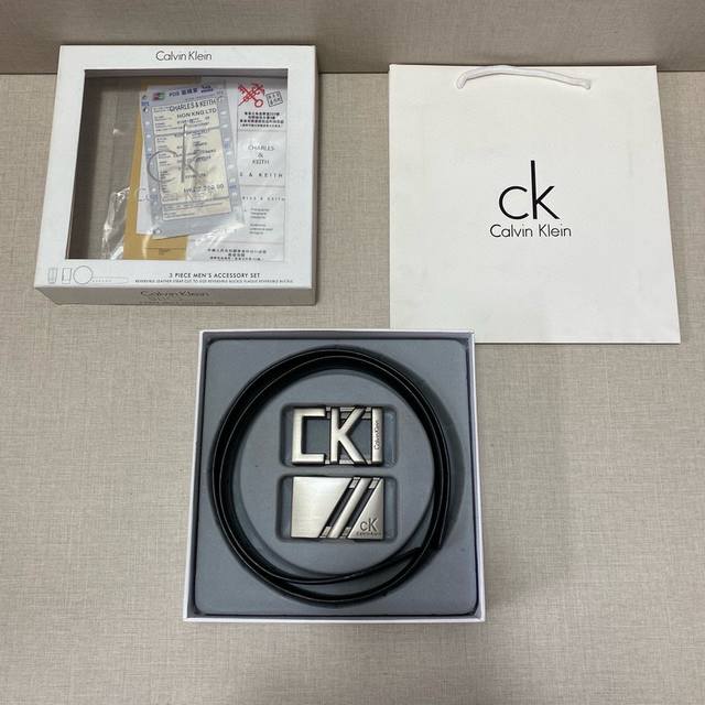 Ck精品款 双扣礼盒套装 含礼盒 专柜有售 Ck专柜在售正品 此款采用头层牛皮制作 走线油边细致 正品开模 搭配广州原版扣经久耐用 3.8Cm规格 送打眼针