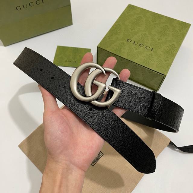 古驰 Gucci 尺寸3.5Cm正版开模 此款腰带一侧为gg原厂猪皮纹纹内侧有单色平纹牛皮 精密电镀标志性复古五金搭扣 对版专柜