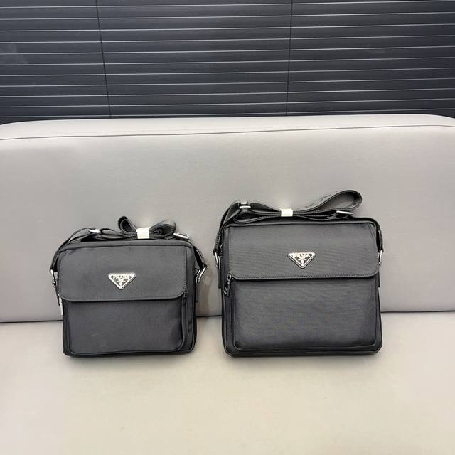 Prada 普拉达 帆布单肩包 斜挎包 采用精湛镶嵌细工 经典百搭 实物拍摄 原厂原版面料 配送防尘袋 大 27 X 22 Cm 小 23 X 19Cm