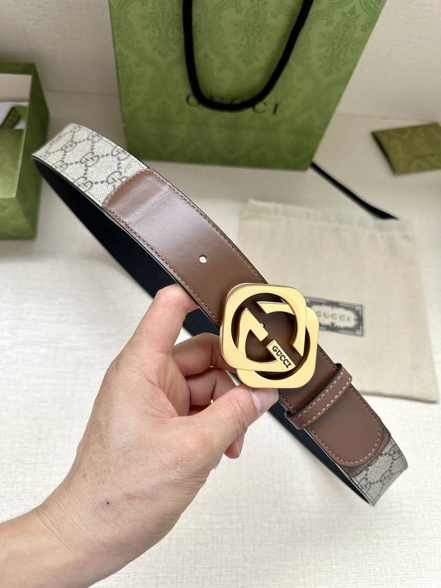 宽度4.0Cm Gucci 这款腰带在品牌系列中惊艳亮相 采用以经典颜色 乌木色组合呈现的品牌双g字母交织图案 与选用头层牛皮材质相得益彰 双色五金效果 突显时