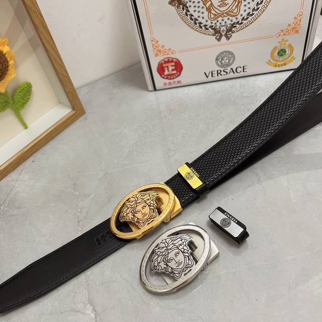 品名 Versace.范思哲 自动带 材质 原单牛皮腰带 百分百头层牛皮腰带保证真皮 24K纯钢扣 专柜原单品质 做工精细 时尚大牌 送人自用首选 包装 请认准