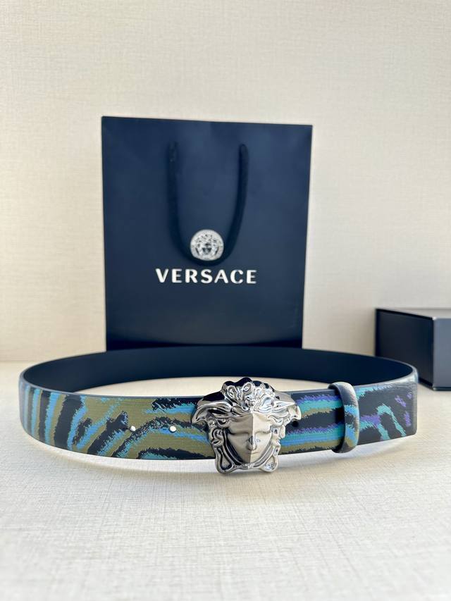 宽度3.8Cm Versace 皮带 配有立体la Medusa双面搭扣 一面饰有barroco印花 La Medusa搭扣 腰带环 底 面料 100%牛皮