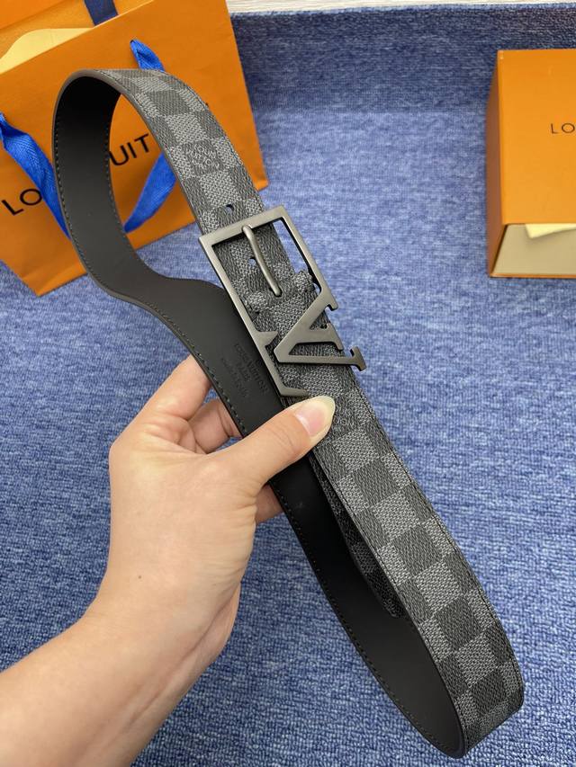 Lv 4.0Cm 这款饰有lv带扣的腰带配以水牛皮衬里 覆以monogram 牛皮 展现细腻的品牌特质 是牛仔裤的理想配件 Lv字母带扣 Monogram牛皮