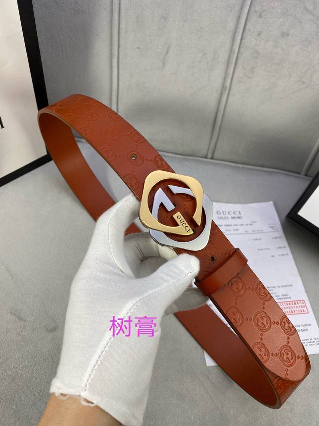 宽度4.0Cm Gucci 经典款单层树膏皮革腰带 配有品牌标志性双g带扣 无涂层褪色皮革材质 具备耐用不变形 此皮面手感光滑细腻衣橱必备百搭上品