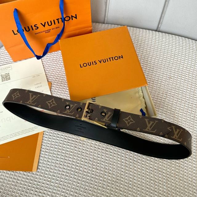 寬 35Mm Louis Vuitton 海外原單代購級別 老鼠貨 寬度35毫米 小牛皮內襯和電鍍3色針扣設計 孔位由5個 純銅烤漆 飾釘組成 充分展現皮帶的優