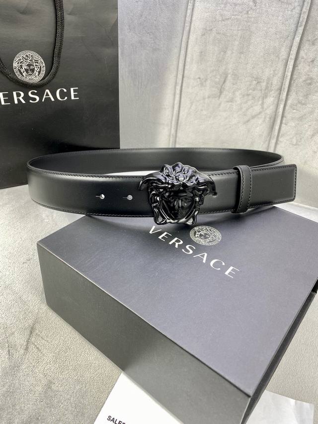 宽度4.0Cm Versace 范思哲 此款原版皮带饰有versace品牌标志 3D美杜莎皮带扣 这也是palazzo系列的一部分