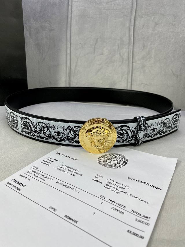 宽度4.0Cm Versace 范思哲 此款palazzo腰带采用牛皮革面料制作 并饰有le Pop Classique图案印花和标志性的美杜莎五金配件