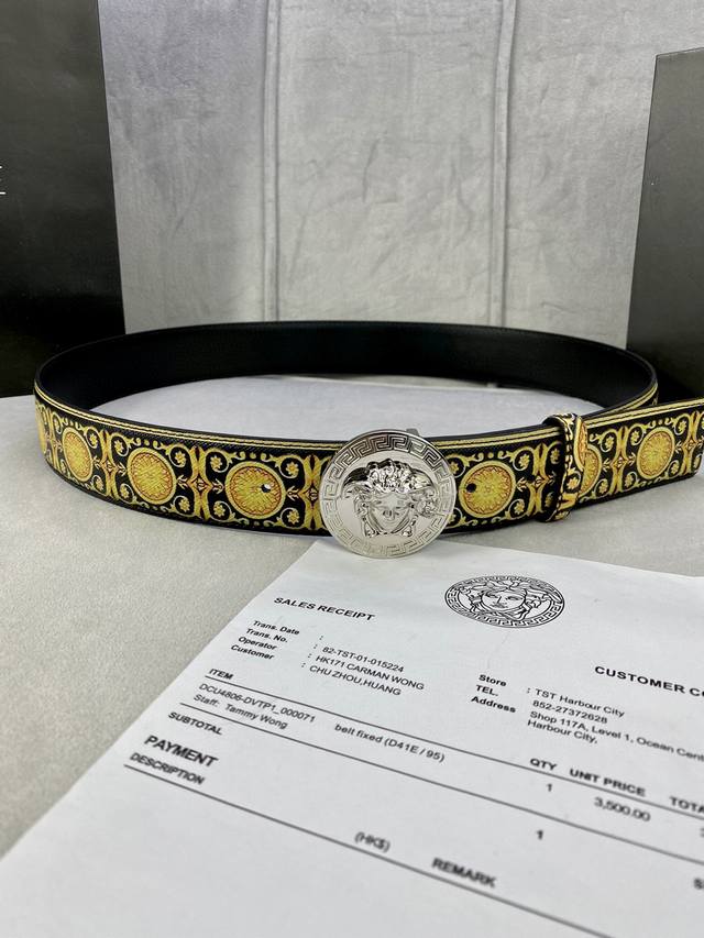 宽度4.0Cm Versace 范思哲 此款palazzo腰带采用牛皮革面料制作 并饰有le Pop Classique图案印花和标志性的美杜莎五金配件