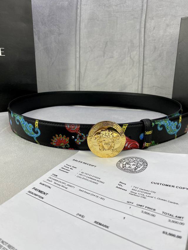 宽度4.0Cm Versace 范思哲 此款palazzo腰带采用牛皮革面料制作 并饰有le Pop Classique图案印花和标志性的美杜莎五金配件