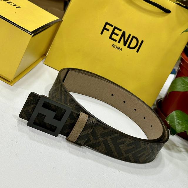 Fendi 芬迪 专柜同款 宽4.0Cm 双环正反用腰带 Ff按钉搭扣 棕色cuoio Romano皮革材质 反面面料带有烟草黄和黑色ff图案 四方金属饰面 时