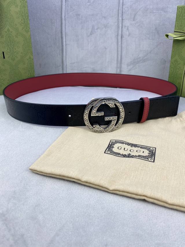 宽度4.0Cm Gucci 双面腰带 一侧为gg Supreme帆布 反面一侧为枣红色头层小牛皮 配以互扣式双g钢扣采用真空电镀 厚度6.0Mm