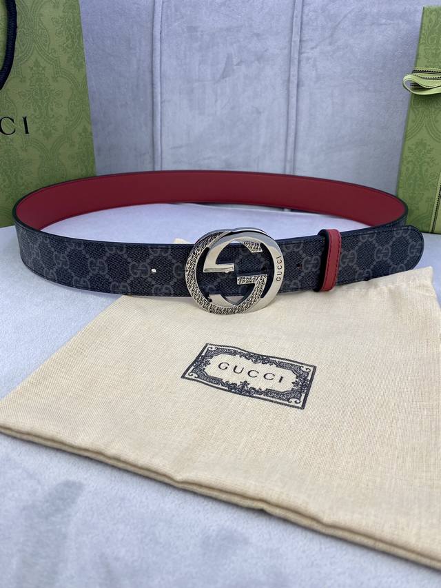 宽度4.0Cm Gucci 双面腰带 一侧为gg Supreme帆布 反面一侧为枣红色头层小牛皮 配以互扣式双g钢扣采用真空电镀 厚度6.0Mm