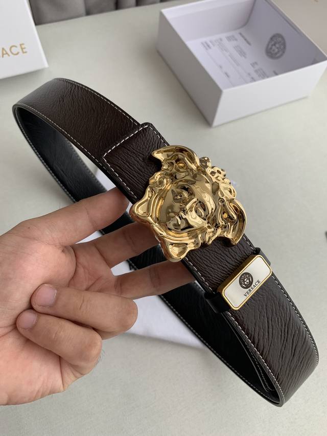 品名 Versace.范思哲原单 型号 挂扣 经典人头纯铜挂扣 图片实物拍摄 材料 百分百头层牛皮 保证真皮 24K纯铜扣双面可用专柜同等质量 双面细纹 黑咖