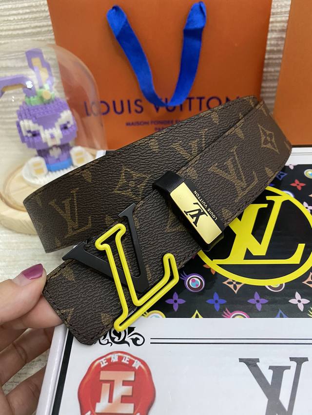 品名 Lv..路易..威登原单 材质 原单牛皮腰带 百分百头层牛皮腰带保证真皮 24K纯钢扣 专柜原单品质 做工精细 时尚大牌 送人自用首选 包装 请认准如图专