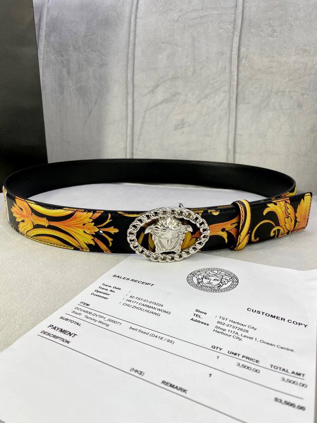 宽度4.0Cm Versace 范思哲 此款palazzo腰带采用牛皮革面料制作 并饰有le Pop Classique图案印花和标志性的美杜莎五金配件