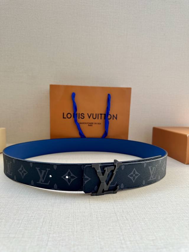 本款 4.0宽 Lv Initiales 双面腰带拼合经典 Monogram 帆布和素色皮革 搭配中央 Lv 字母搭扣 为路易威登爱好者提供多样造型选择 一面m