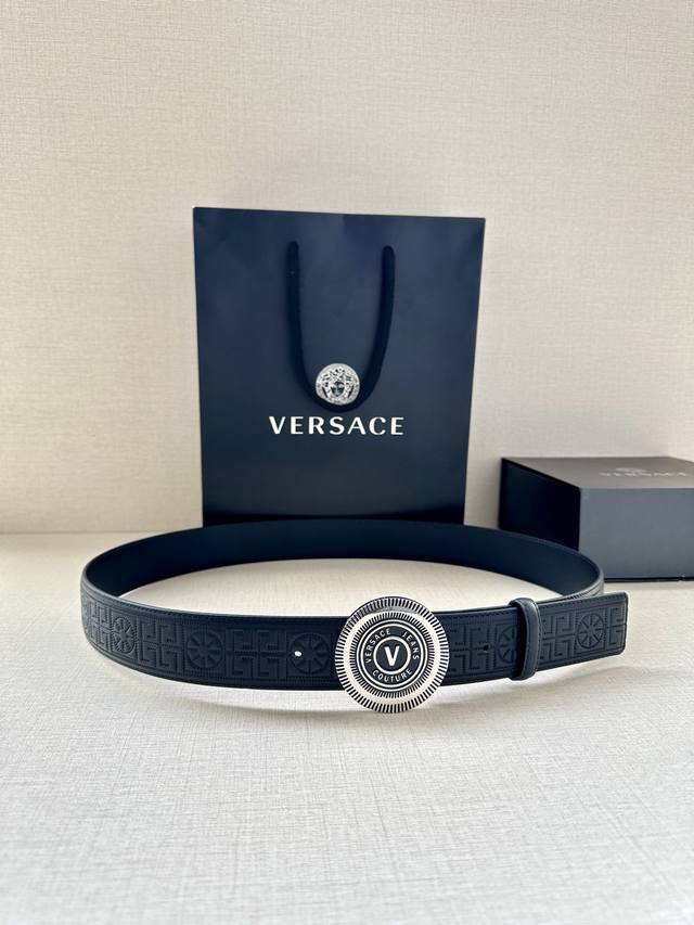 宽度3.8Cm Versace Jeans Couture 牛皮革v-Emblem板扣式皮带 饰有la Greca彰显个性设计 该铆钉腰带饰有la Greca五