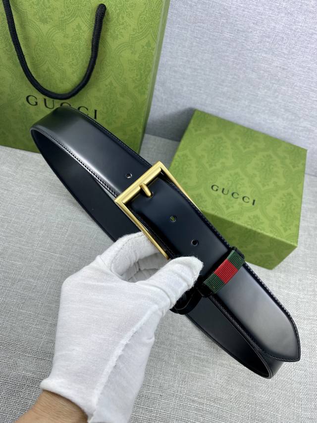 宽度4.0Cm Gucci 皮革腰带带有经典方形带扣 带环上装饰品牌条纹 对品牌的精巧致敬 于1950年代由gucci引入 诠释出其精致的马术风格