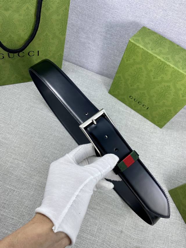 宽度4.0Cm Gucci 皮革腰带带有经典方形带扣 带环上装饰品牌条纹 对品牌的精巧致敬 于1950年代由gucci引入 诠释出其精致的马术风格