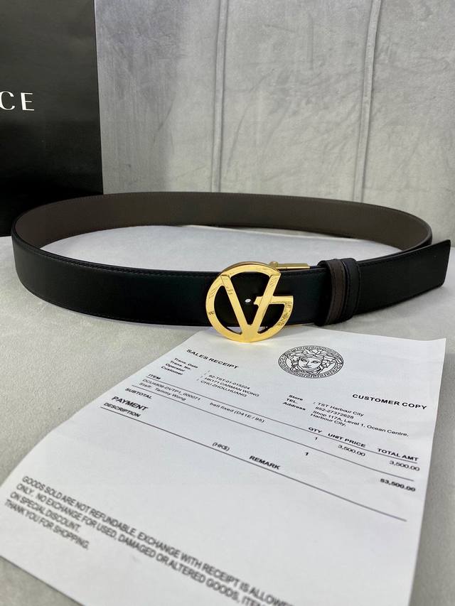 宽度4.0Cm Versace 范思哲 此款两面用皮革腰带的搭扣饰有品牌标志性的金 银色闪光virtus五金配件