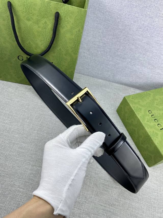 宽度4.0Cm Gucci 互扣式双g带原单钢扣 源自品牌现代风格典藏设计 对品牌的精巧致敬 于1950年代由gucci引入 诠释出其精致的马术风格