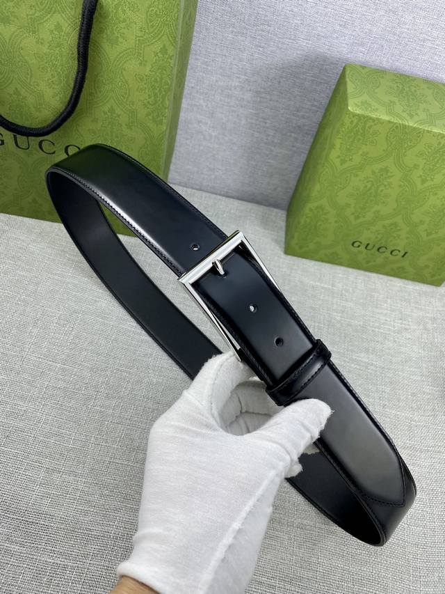 宽度4.0Cm Gucci 互扣式双g带原单钢扣 源自品牌现代风格典藏设计 对品牌的精巧致敬 于1950年代由gucci引入 诠释出其精致的马术风格