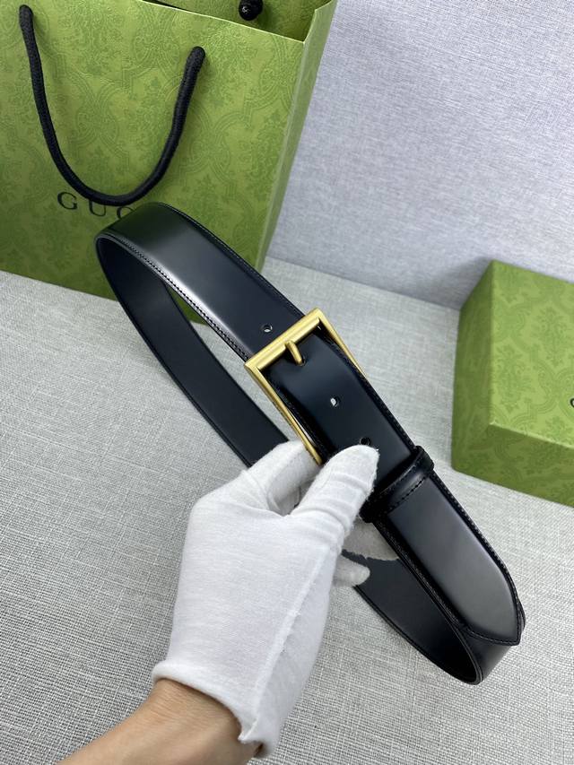 宽度4.0Cm Gucci 互扣式双g带原单钢扣 源自品牌现代风格典藏设计 对品牌的精巧致敬 于1950年代由gucci引入 诠释出其精致的马术风格