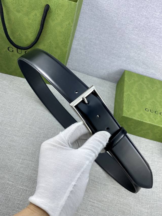 宽度4.0Cm Gucci 互扣式双g带原单钢扣 源自品牌现代风格典藏设计 对品牌的精巧致敬 于1950年代由gucci引入 诠释出其精致的马术风格