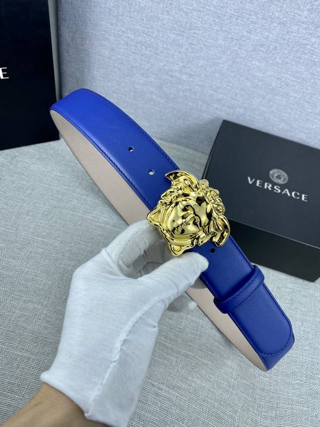 宽度3.8Cm Versace 范思哲 此款皮带采用优质皮革精制而成 饰有白 金色medusa Biggie搭扣 配有腰带环