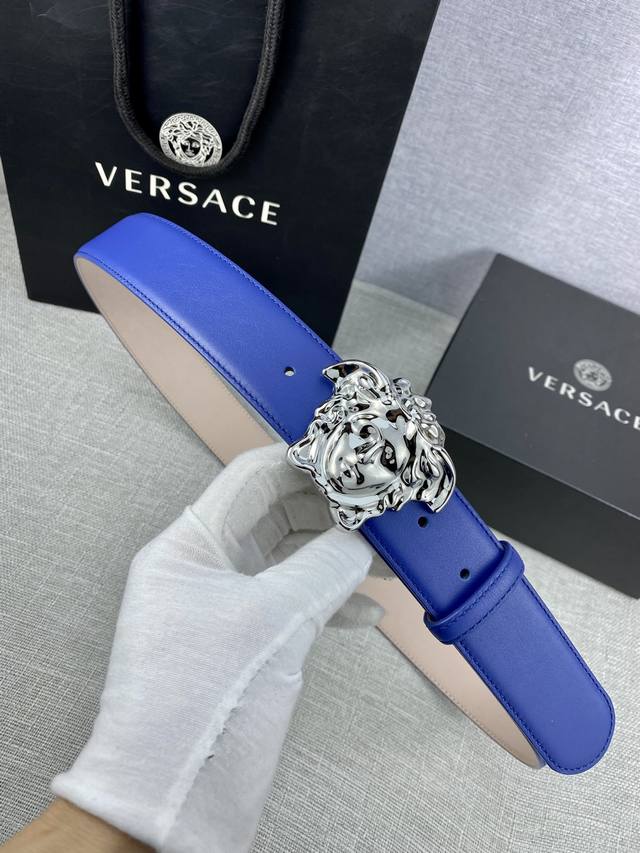 宽度3.8Cm Versace 范思哲 此款皮带采用优质皮革精制而成 饰有白 金色medusa Biggie搭扣 配有腰带环