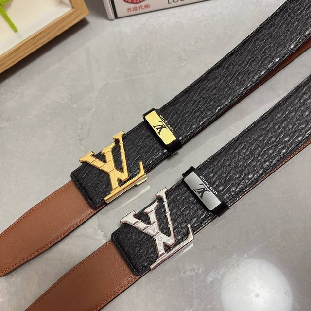 品名 Lv..路易..威登 材质 原单牛皮腰带 百分百头层牛皮腰带保证真皮 24K纯钢扣 专柜原单品质 做工精细 时尚大牌 送人自用首选 包装 请认准如图专柜包