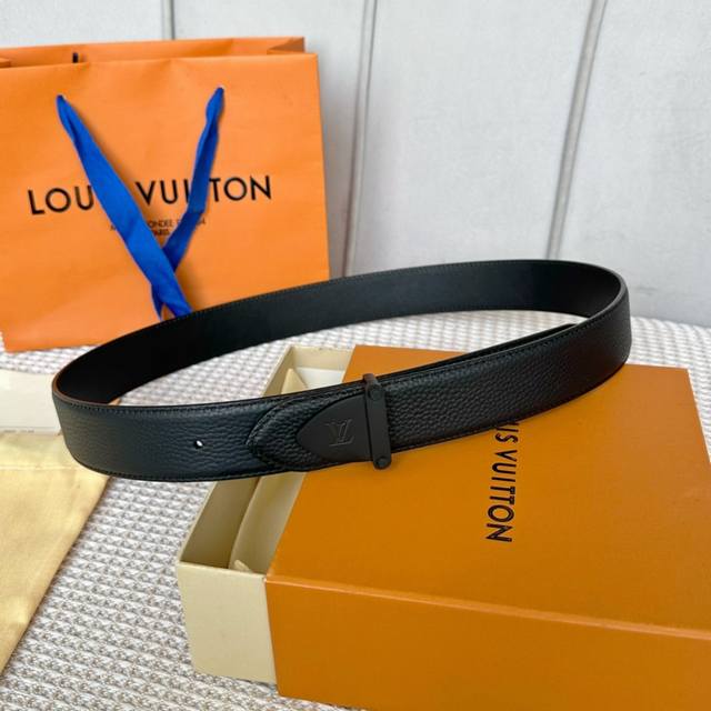 Lv S-Lock系列 寬度3.5Cm 驢家法國原廠荔枝紋皮料 原厂小牛皮底制成 全新铭牌式造型搭扣造成 令人眼前一亮 双面配戴