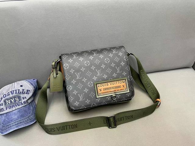 Louisvuitton 路易威登 New District 翻盖邮差包男士斜挎包 采用精湛镶嵌细工 实物拍摄 原厂原版面料 配送防尘袋 26 X 22 Cm