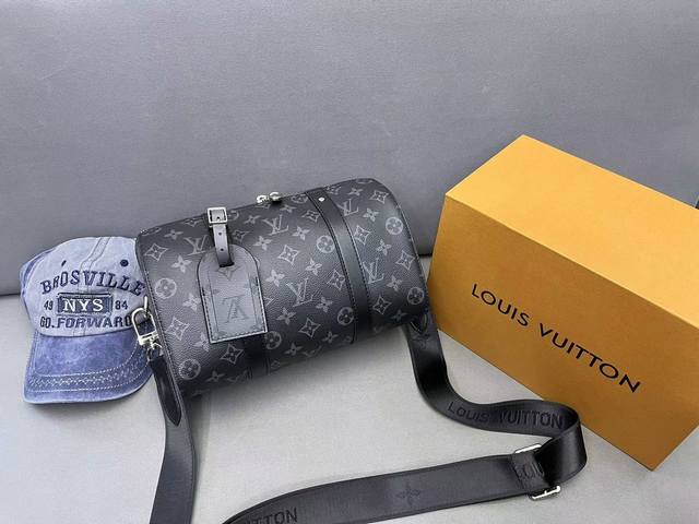 Louisvuitton 路易威登 City Keepall 圆筒包 单肩包手袋 情侣款斜挎包 采用精湛镶嵌细工 经典百搭 实物拍摄 原厂原版面料 M45936