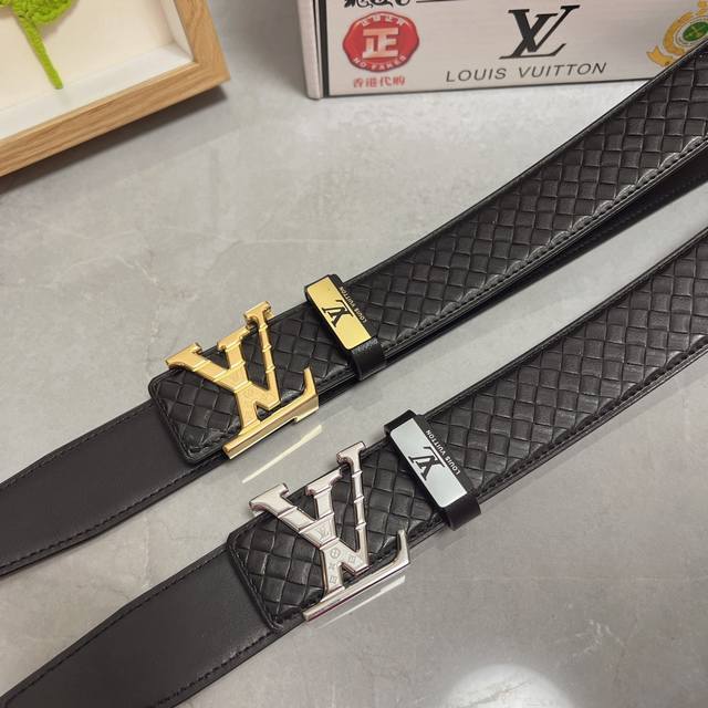 品名 Lv..路易..威登 材质 原单牛皮腰带 百分百头层牛皮腰带保证真皮 24K纯钢扣 专柜原单品质 做工精细 时尚大牌 送人自用首选 包装 请认准如图专柜包