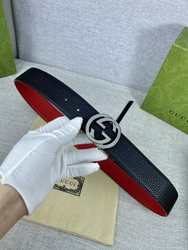 宽度4.0Cm Gucci 互扣式双g带旋转扣 源自品牌现代风格典藏设计 经过重新诠释而别具新意 呈现于纤细的进口两面用腰带之上