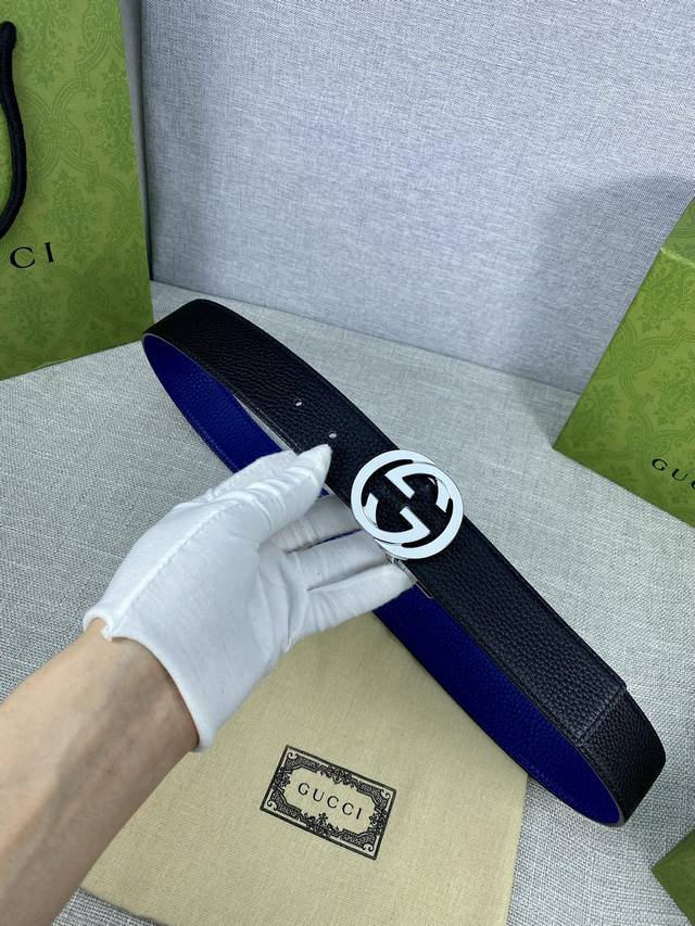 宽度4.0Cm Gucci 互扣式双g带旋转扣 源自品牌现代风格典藏设计 经过重新诠释而别具新意 呈现于纤细的进口两面用腰带之上