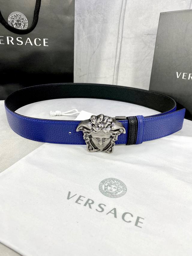 宽度4.0Cm Versace 范思哲 采用进口两面荔枝纹牛皮 此款平面腰带配有醒目的美杜莎头像搭扣 可为任何造型增添几分立体雅致效果