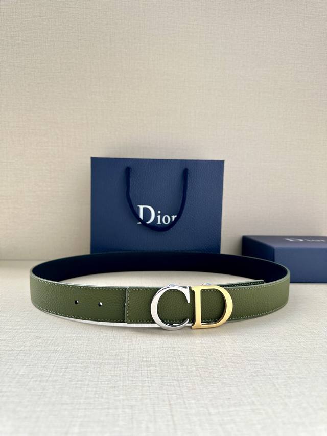 宽度3.5Cm 这款白 金色饰面黄铜腰带扣采用 Cd 标志点缀 镌刻有 Dior Oblique 图案 经典元素呈现本季全新风采 设计精巧 可与各式 35 毫米