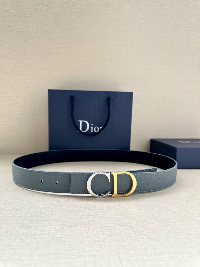 宽度3.5Cm 这款白 金色饰面黄铜腰带扣采用 Cd 标志点缀 镌刻有 Dior Oblique 图案 经典元素呈现本季全新风采 设计精巧 可与各式 35 毫米