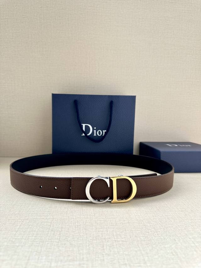 宽度3.5Cm 这款白 金色饰面黄铜腰带扣采用 Cd 标志点缀 镌刻有 Dior Oblique 图案 经典元素呈现本季全新风采 设计精巧 可与各式 35 毫米