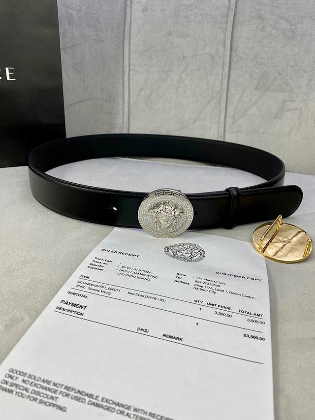 宽度4.0Cm Versace 范思哲 此款腰带采用柔软牛皮革于意大利精制而成 配有金 银 枪色椭圆形腰带扣 饰有带水晶装饰的美杜莎