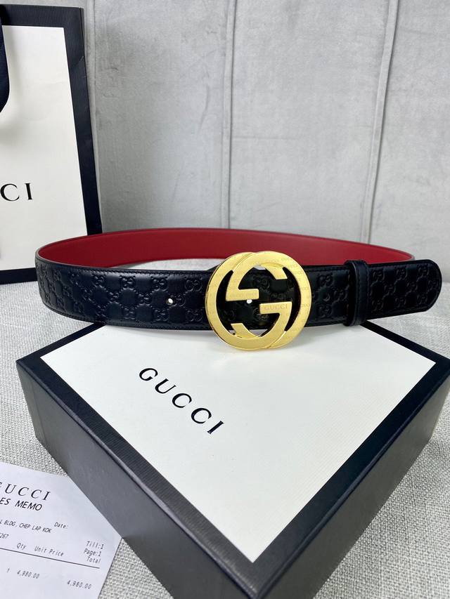 带宽4.0Cm Gucci 互扣式双g腰带 采用热压印技术的gucci Signature皮革精制而成 巧妙搭配枣红色头层牛皮 触感厚实 印花图案清晰分明 五金